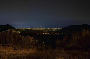 nacht panorama van de euganean heuvels in Italië 2 foto