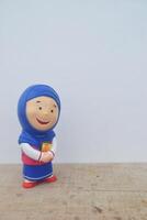 kant visie foto van een speelgoed- moslim meisje vervelend een blauw hoofddoek