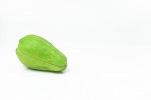 een vers chayote Aan een wit achtergrond foto