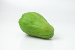 een vers chayote Aan een wit achtergrond foto