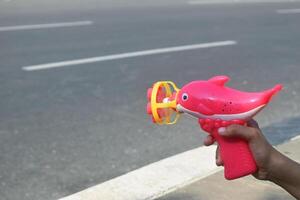 speelgoed in de het formulier van roze dolfijnen knallen zeep bubbels foto