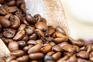 koffie bonen in een jute zak Aan de Purper achtergrond foto