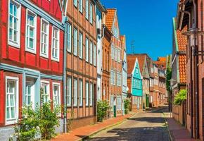 typisch duitse straat in stade, duitsland. kleurrijke huizen in de traditionele bouwstijl foto