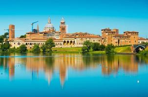 stadsgezicht weerspiegeld in het water. mantova, lombardije, italië foto