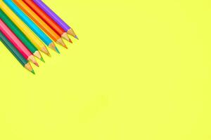 onderwijs,opmerking.gekleurd potloden voor tekening Aan papier Aan geel, geïnspireerd foto