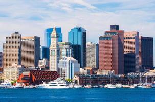 skyline van boston vanuit de haven, wolkenkrabbers in het centrum van boston, stadsgezicht van de hoofdstad van massachusetts, usa foto