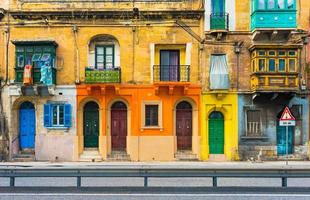 Malta, Valletta, gevel van een woonhuis met traditionele Maltese balkons. foto