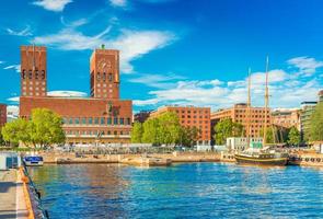 stadsgezicht van oslo met het stadhuis en de haven, noorwegen foto