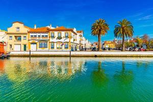 uitzicht op de kleine stad aveiro in portugal, het portugese venetië foto