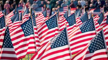 rijen van Amerikaans vlaggen golvend in de bries gedurende een patriottisch festival of nationaal vakantie gedenkteken dag. foto