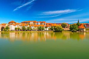 stadsgezicht van maribor weerspiegeld in het water, slovenië foto