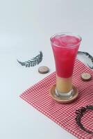 rood Frisdrank gemengd met melk is een typisch Indonesisch drinken is Frisdrank gembira foto