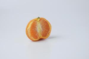 een oranje dat heeft geweest geschild en klaar naar eten foto