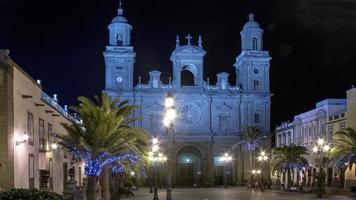 nachtzicht op de plaza de santa ana in las palmas de gran canaria foto