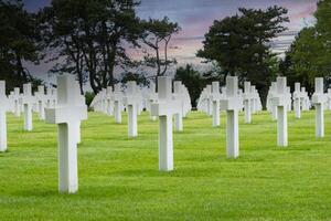 ar zonsondergang Amerikaans begraafplaats Bij Normandië Oppervlakte. Tweede Wereldoorlog gedenkteken. foto