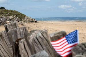 Utah strand Normandië met Verenigde Staten van Amerika vlag selectief focus Aan strand en oceaan. foto