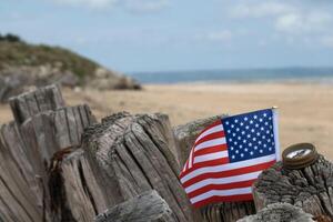 Utah strand Normandië met Verenigde Staten van Amerika vlag selectief focus Aan strand en oceaan. foto