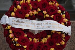 bloemen Bij Amerikaans begraafplaats Bij Normandië Oppervlakte. Tweede Wereldoorlog gedenkteken. foto