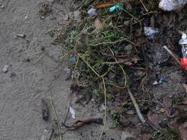 verspilling dat kan schade de milieu is vaak gevonden in stedelijk gebieden met arm verspilling beheer foto