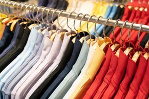 selectief focus, mode , kleren concept ,kleren of broek veel kleuren hangen Aan een plank in een ontwerper kleren op te slaan. kleding hangende Aan een kleding rek in een op te slaan. foto