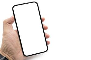 hand- Holding blanco scherm smartphone voor kopiëren ruimte geïsoleerd Aan wit achtergrond. mannetje handen tonen leeg wit scherm van modern slim telefoon. knipsel pad foto