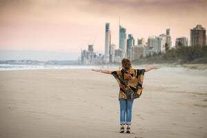 mooi meisje poseren Aan de strand. goud kust, Australië, Queensland foto