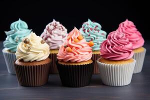 kleurrijk cupcakes in een rij foto
