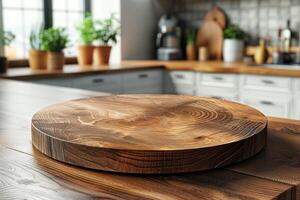 leeg ronde hout tafelblad teller Aan interieur in schoon en helder keuken achtergrond foto