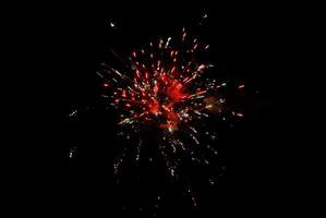 kleur vuurwerk in de nachtelijke hemel foto