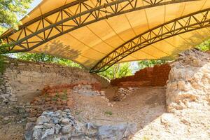 gereconstrueerd modderbaksteen muren van troy oude stad in canakkale turkiye foto