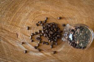 koffie bonen Aan een houten tafel foto