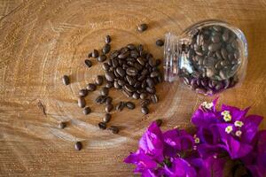 koffie bonen Aan een houten tafel foto