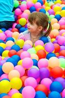 gelukkig kind spelen in de kleurrijke ballen foto