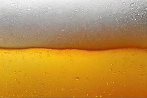 dichtbij omhoog van bubbels bier schuim in glas, gouden bubbels bier of olie foto