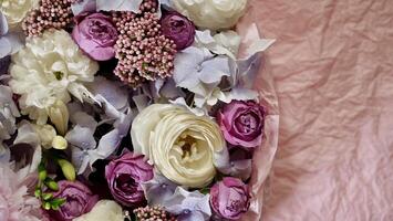 bloemen natuurlijk roze achtergrond met blauw gardenia, roos, wit chrysant detailopname. kopiëren ruimte, kopiëren Verleden, Plakken tekst foto