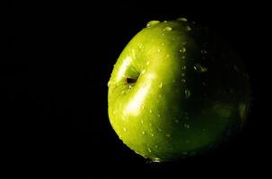 groen appel met water druppels foto