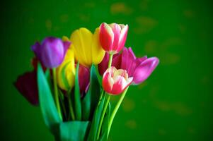 bloeiende tulpen in een vaas. kleurrijk bloemen foto