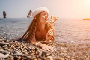 vrouw reizen zee. gelukkig toerist genieten nemen afbeelding Aan de strand voor herinneringen. vrouw reiziger in de kerstman hoed looks Bij camera Aan de zee baai, sharing reizen avontuur reis foto