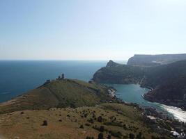 antenne panoramisch visie van bivakmuts landschap met boten en zee in jachthaven baai. Krim sevastopol toerist attractie. dar top visie schot van haven voor luxe jachten, boten en zeilboten. foto