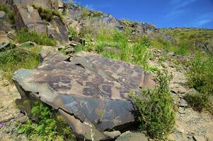 rotstekeningen binnen de archeologisch landschap van tamgaly. Almaty Oppervlakte, Kazachstan foto