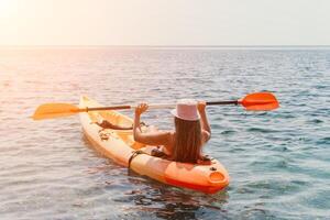 vrouw zee kajak. gelukkig glimlachen vrouw peddelen in kajak Aan oceaan. kalmte zee water en horizon in achtergrond. actief levensstijl Bij zee. zomer vakantie. foto