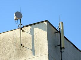 gedetailleerd communicatie antenne Aan een blauw lucht foto