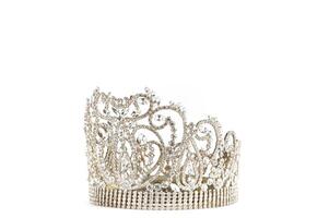 kroon of tiara geïsoleerd Aan een wit achtergrond foto