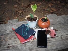werk ruimte in tuin groen tuin achtergrond kom tot rust en tecnology mobiel foto