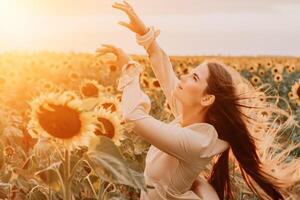 vrouw in zonnebloem veld. gelukkig meisje in een rietje hoed poseren in een enorm veld- van zonnebloemen Bij zonsondergang, genieten nemen afbeelding buitenshuis voor herinneringen. zomer tijd. foto