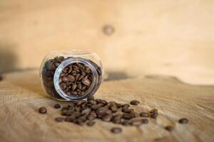 koffie bonen Aan een houten tafel foto
