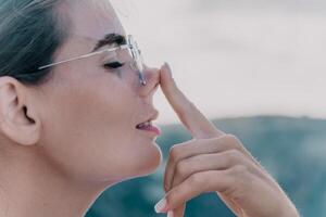 vrouw zomer reizen zee. gelukkig toerist genieten nemen selfie foto buitenshuis voor herinneringen. vrouw reiziger poseren Aan de strand Bij zee omringd door vulkanisch bergen, sharing reizen avontuur reis