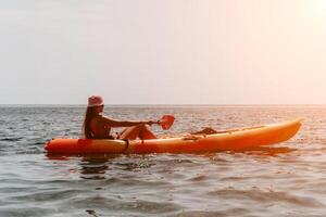 vrouw zee kajak. gelukkig glimlachen vrouw peddelen in kajak Aan oceaan. kalmte zee water en horizon in achtergrond. actief levensstijl Bij zee. zomer vakantie. foto