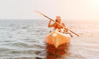 vrouw zee kajak. gelukkig glimlachen vrouw peddelen in kajak Aan oceaan. kalmte zee water en horizon in achtergrond. actief levensstijl Bij zee. zomer vakantie. foto