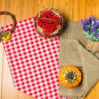 bundel van lavendel bloemen Aan een oud hout tafel foto